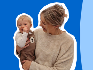 kvinne i en beige genser som holder en smårolling