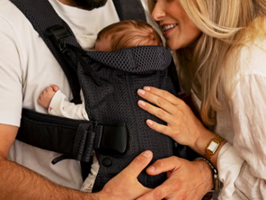 Foreldre med nyfødt på første tur i barnevogn