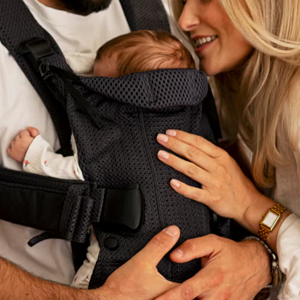 Foreldre med nyfødt på første tur i barnevogn