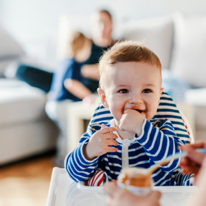 Baby som spiser Nestlé måltid