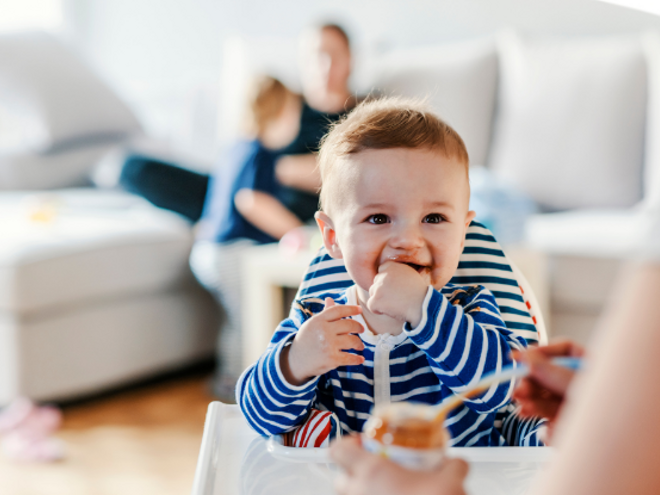 Baby som spiser Nestlé måltid
