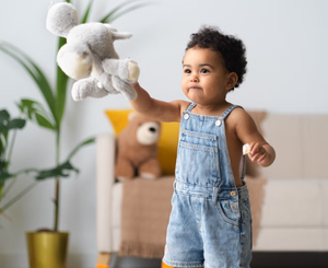 Barn som holder bamse